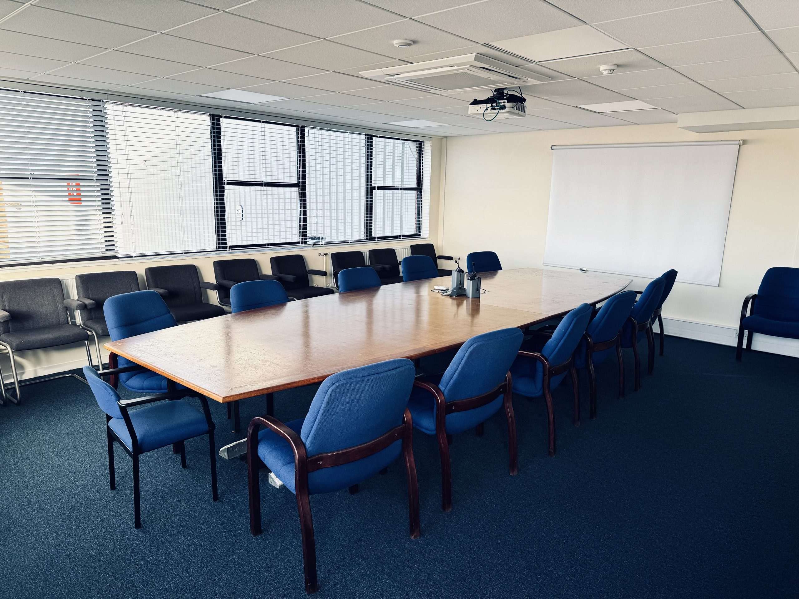 Prestolite Office erneuert die Beleuchtung mit der fortschrittlichen HubSense-Technologie von Inventronics